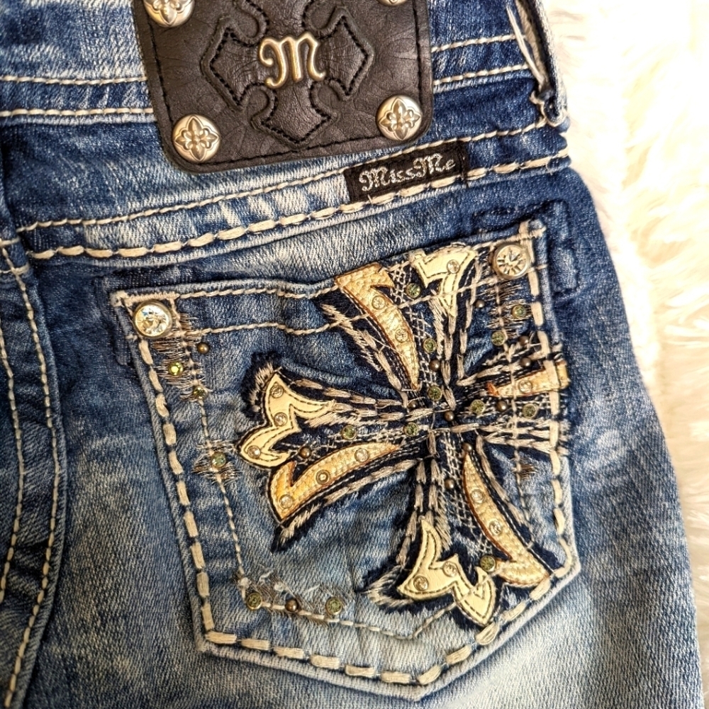 Miss Me Embellished Cross Pockets Bermuda..Size 26